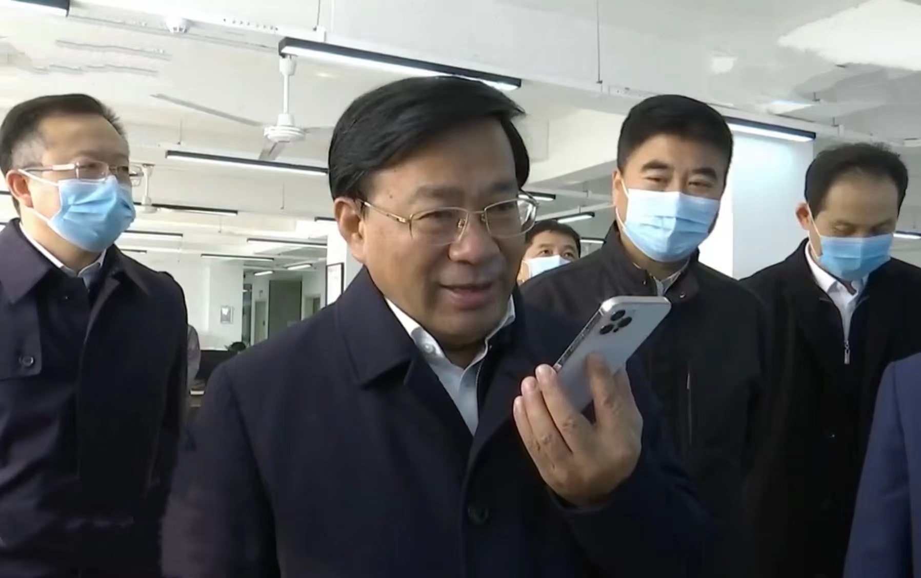 19 吉林省委副書記、省長(cháng)韓俊莅臨國(guó)信伊通供熱 2021.11.2.jpg