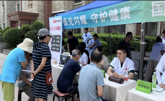 31.健康産(chǎn)業集團聯合物(wù)業總公(gōng)司開展“守護萬家”主題活動_副本.jpg